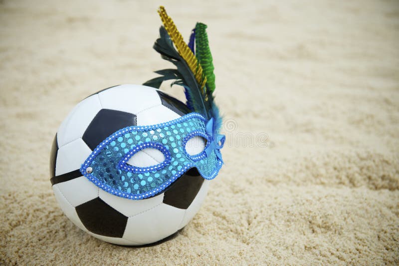 El balón de fútbol brasileño del fútbol de la cultura lleva la playa de la máscara del carnaval fotos de archivo El balón de fútbol brasileño del fútbol de la cultura lleva la playa de la máscara del carnaval fotos de archivo