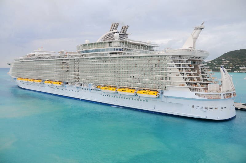 El barco de cruceros más grande del mundo fotos de archivo libres de regalías El barco de cruceros más grande del mundo fotos de archivo libres de regalías