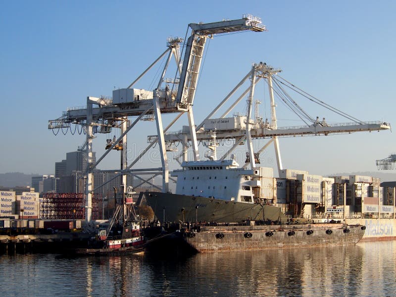 El barco del envío de Matson es descargado por las grúas en el puerto de Oakland imagenes de archivo El barco del envío de Matson es descargado por las grúas en el puerto de Oakland imagenes de archivo