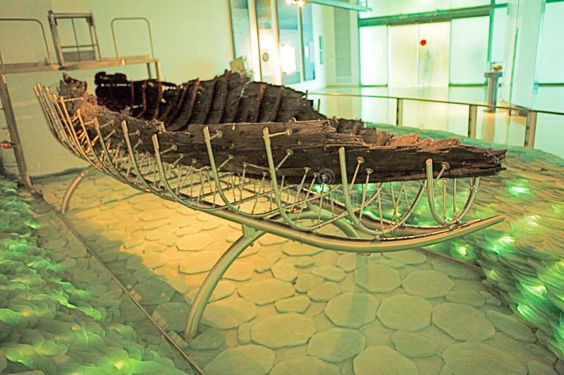 El barco jesus en exhibición en el museo yigal allon en kibbutz ginosar fotos de archivo