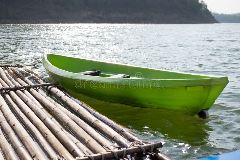 profesional Contradecir Narabar El Barco Plástico Verde Parqueó En La Balsa De Bambú En Superficie Del Agua  Esto Foto de archivo - Imagen de estacionarado, recurso: 91951684
