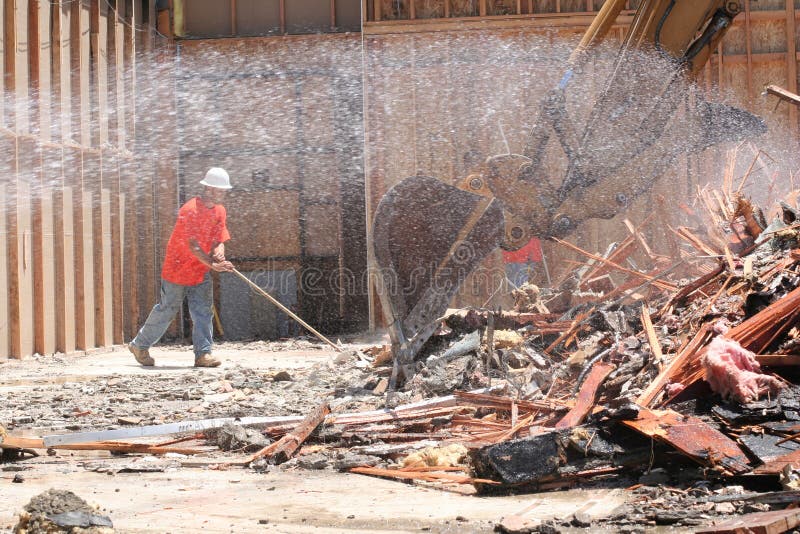 El barrer del trabajador de la construcción fotografía de archivo El barrer del trabajador de la construcción fotografía de archivo