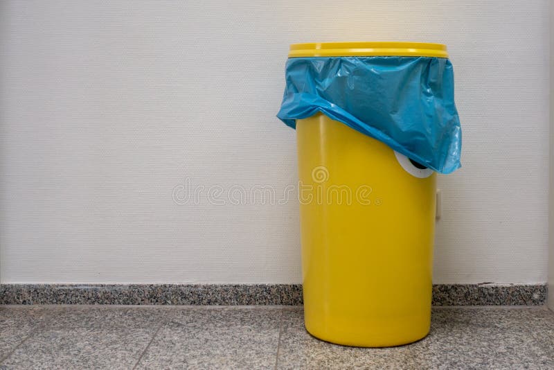 El barril amarillo con una tapa se coloca en el vestíbulo foto de archivo libre de regalías El barril amarillo con una tapa se coloca en el vestíbulo foto de archivo libre de regalías