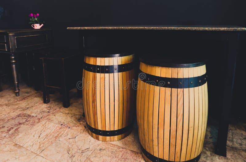 El barril de madera como lugar de los asientos con la tabla de mármol El sistema de sillas y del escritorio de madera antiguos ne foto de archivo El barril de madera como lugar de los asientos con la tabla de mármol El sistema de sillas y del escritorio de madera antiguos ne foto de archivo