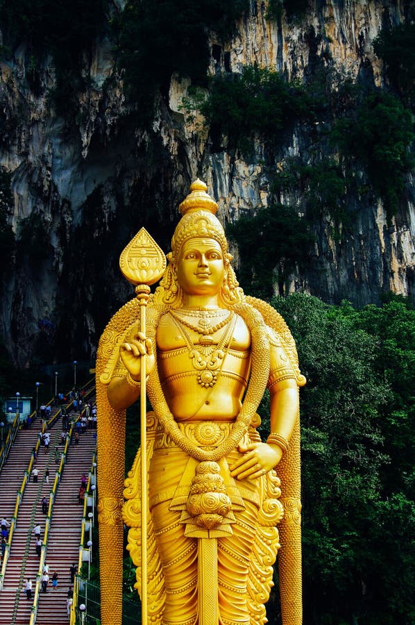 El Batu excava Lord Murugan Statue y la entrada cerca de Kuala Lumpur Malaysia imágenes de archivo libres de regalías El Batu excava Lord Murugan Statue y la entrada cerca de Kuala Lumpur Malaysia imágenes de archivo libres de regalías