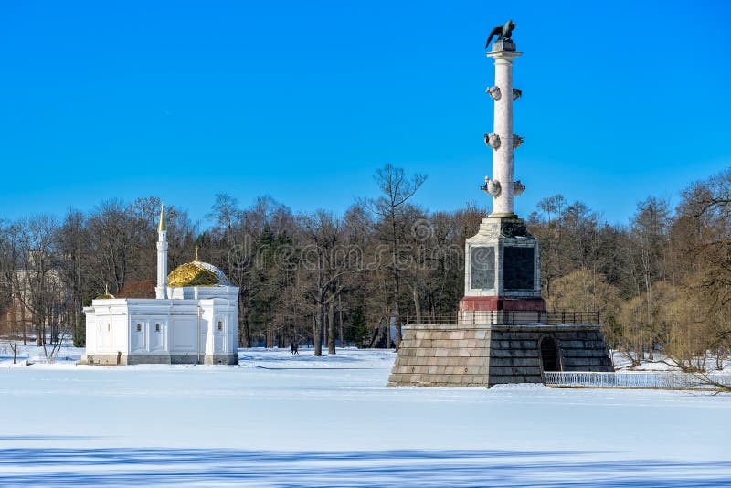 El baño turco y la columna de Chesme en la Catherine parquean en Pushkin, fotos de archivo El baño turco y la columna de Chesme en la Catherine parquean en Pushkin, fotos de archivo