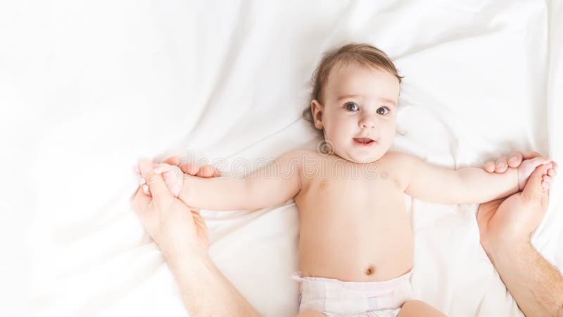 El Bebe De 6 Meses Hace Ejercicios Con Papa El Padre Juega Con El Nino Concepto De Familia Feliz Retrato De Un Nino Pequeno Con Foto De Archivo Imagen De Amor El Bebe De 6 Meses Hace Ejercicios Con Papa El Padre Juega Con El Nino Concepto De Familia Feliz Retrato De Un Nino Pequeno Con Foto De Archivo Imagen De Amor
