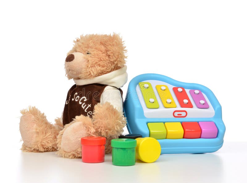 El bebé del niño juega el collage con las pinturas del colorfull, xyloph del oso de peluche fotos de archivo El bebé del niño juega el collage con las pinturas del colorfull, xyloph del oso de peluche fotos de archivo