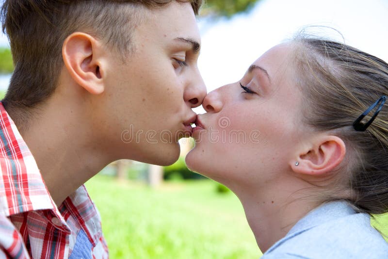 El besarse joven lindo de los pares feliz imagenes de archivo El besarse joven lindo de los pares feliz imagenes de archivo