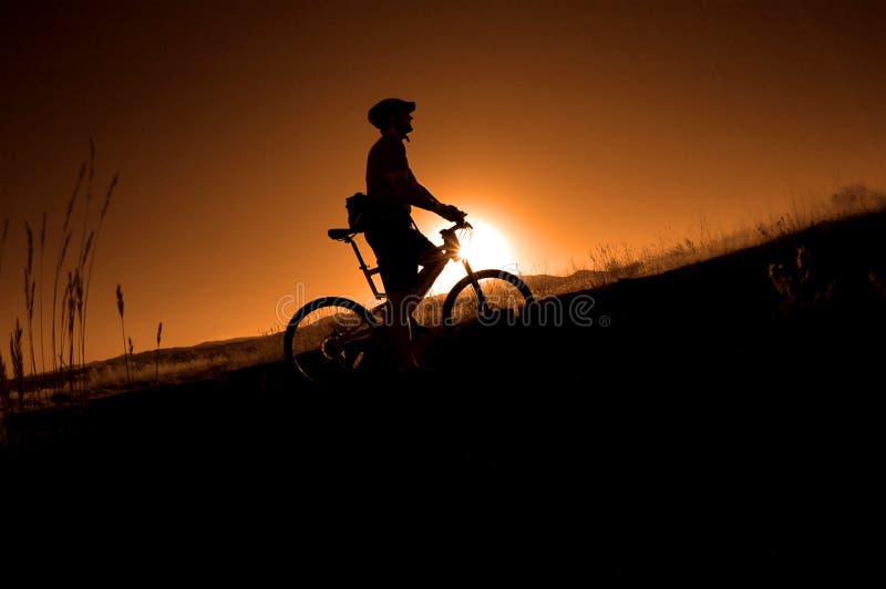 El Biking de la montaña foto de archivo libre de regalías El Biking de la montaña foto de archivo libre de regalías