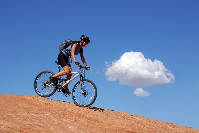 El biking de la montaña de la mujer fotografía de archivo libre de regalías El biking de la montaña de la mujer fotografía de archivo libre de regalías