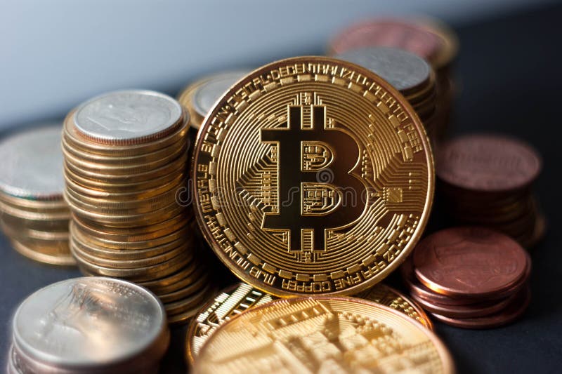El bitcoin de oro con el dinero acuña el fondo Cryptocurre de la moneda del pedazo imagenes de archivo El bitcoin de oro con el dinero acuña el fondo Cryptocurre de la moneda del pedazo imagenes de archivo