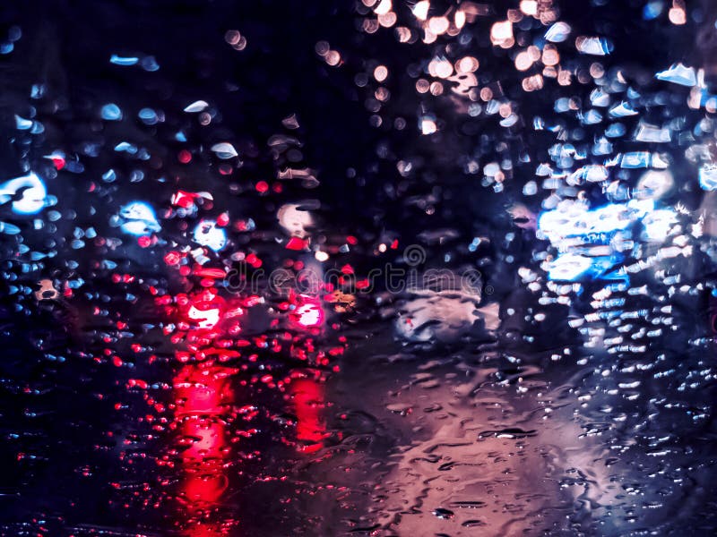 El Bokeh Borroso De Los Semáforos Con Lluvia Cae Sobre El Vidrio Foto de  archivo - Imagen de lluvioso, lloviendo: 119555738
