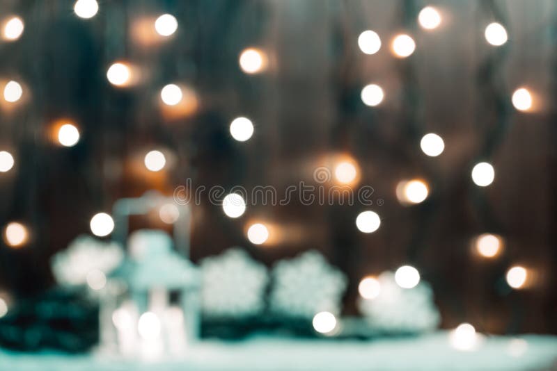 El bokeh de la Navidad empañó el fondo con la guirnalda, vela, linterna, árbol de navidad fotos de archivo libres de regalías El bokeh de la Navidad empañó el fondo con la guirnalda, vela, linterna, árbol de navidad fotos de archivo libres de regalías