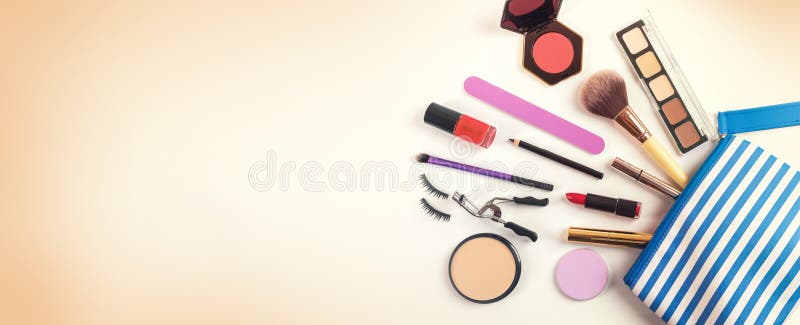 el bolso de los cosméticos con el grupo de compone productos Visión superior imagen de archivo libre de regalías el bolso de los cosméticos con el grupo de compone productos Visión superior imagen de archivo libre de regalías