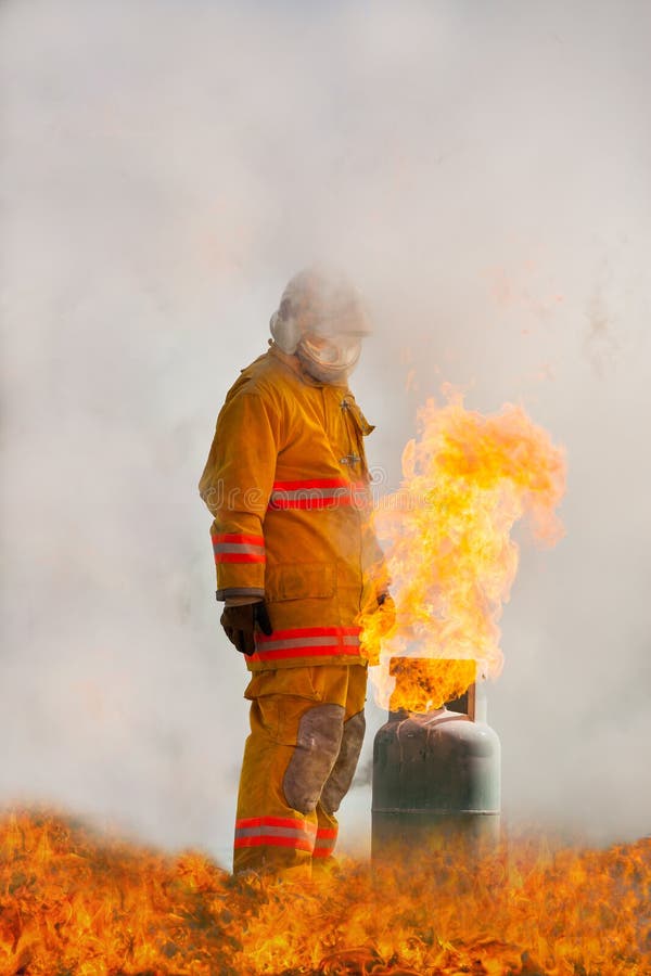 https://thumbs.dreamstime.com/b/el-bombero-con-fuego-y-traje-para-protegen-proteger-adulto-fondo-peligro-emergencia-equipo-llama-casco-caliente-al-aire-libre-152792241.jpg