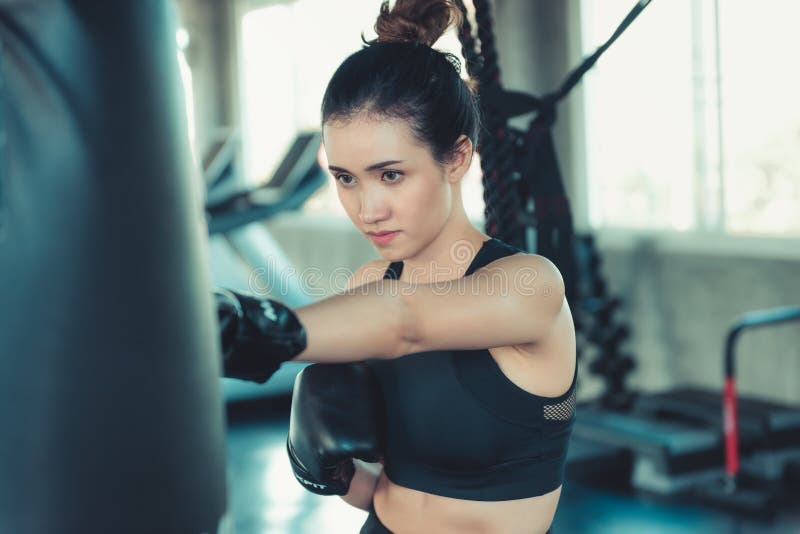 El boxeador deportivo es ejercicio que perfora en gimnasio de la aptitud , El retrato de la mujer del boxeo está practicando jueg imágenes de archivo libres de regalías El boxeador deportivo es ejercicio que perfora en gimnasio de la aptitud , El retrato de la mujer del boxeo está practicando jueg imágenes de archivo libres de regalías