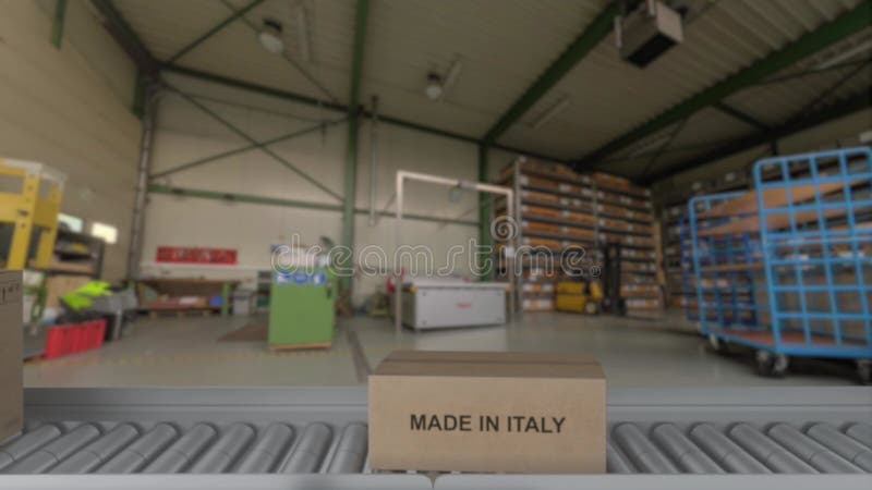 El brazo del robot recoge la caja de cartón hecha en italia. cajas de cartón con producto de italia en el transportador de rodillo