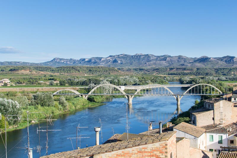 Puente del d'Ebre de Mora foto de archivo. Imagen de deber 76092238