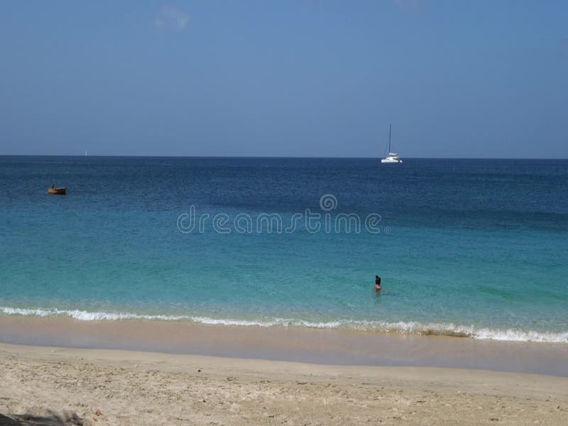 El bucear de un filón en una playa más baja de la bahía