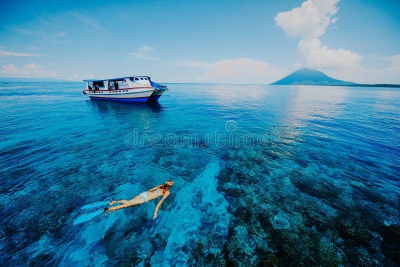 El bucear en el mar azul cerca del soporte de Krakatau imagenes de archivo El bucear en el mar azul cerca del soporte de Krakatau imagenes de archivo