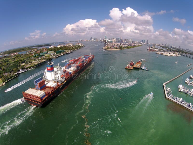 Buque De Carga En El Puerto De Miami Fotos stock - Fotos libres de regalías de Dreamstime