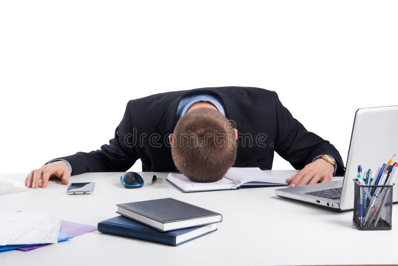 El caer agotada del hombre de negocios dormido en su escritorio de oficina fotos de archivo libres de regalías El caer agotada del hombre de negocios dormido en su escritorio de oficina fotos de archivo libres de regalías