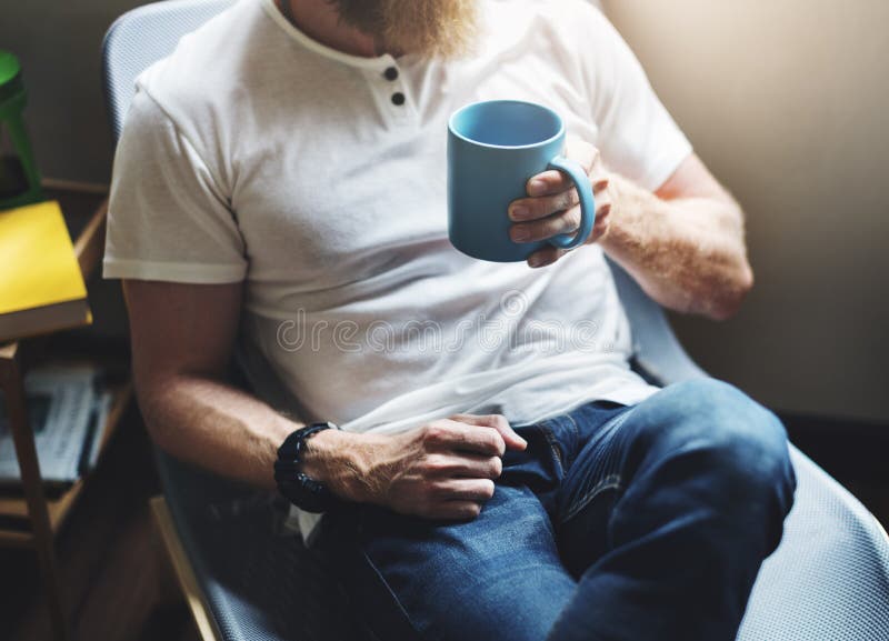 El café de consumición del hombre relaja concepto de la forma de vida imágenes de archivo libres de regalías El café de consumición del hombre relaja concepto de la forma de vida imágenes de archivo libres de regalías