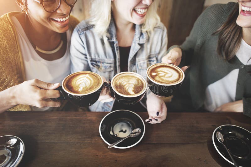 El café del disfrute de los amigos de las mujeres mide el tiempo de concepto fotos de archivo libres de regalías El café del disfrute de los amigos de las mujeres mide el tiempo de concepto fotos de archivo libres de regalías