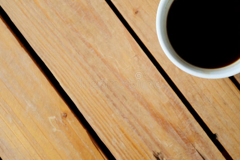El café sólo caliente en la tabla áspera y hace que un cierto espacio para escriba la fraseología imagenes de archivo El café sólo caliente en la tabla áspera y hace que un cierto espacio para escriba la fraseología imagenes de archivo
