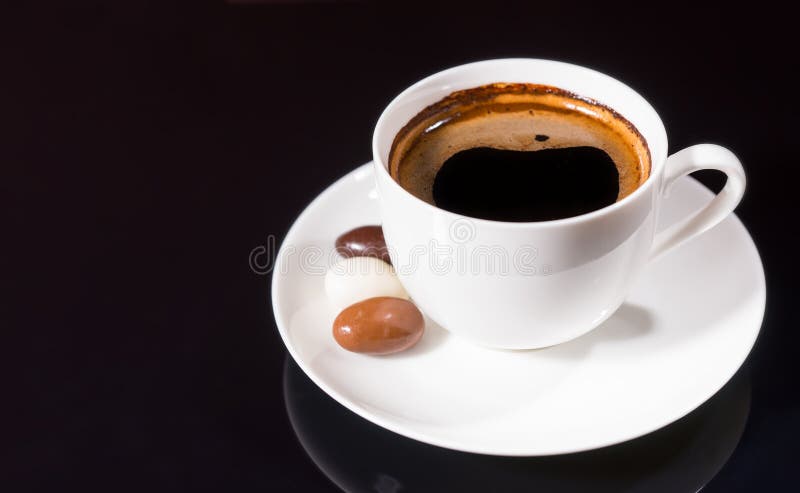El café sólo con el chocolate cubrió los granos de café fotografía de archivo libre de regalías El café sólo con el chocolate cubrió los granos de café fotografía de archivo libre de regalías