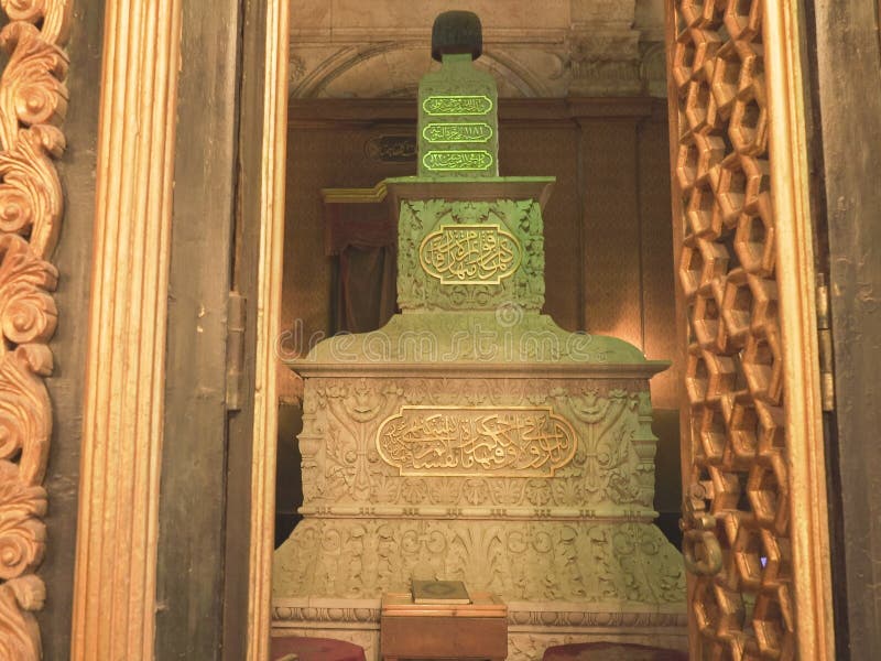 EL CAIRO, EGIPTO SEPTIEMBRE, 26, 2016: tumba dentro de la mezquita del alabastro en El Cairo, Egipto imagen de archivo EL CAIRO, EGIPTO SEPTIEMBRE, 26, 2016: tumba dentro de la mezquita del alabastro en El Cairo, Egipto imagen de archivo