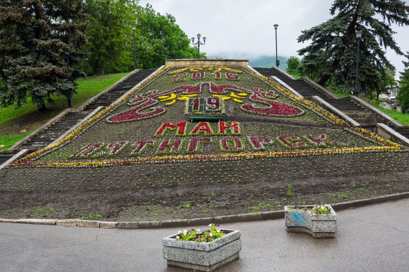 El calendario de la flor en el parque de la ciudad en Pyatigorsk fotografía de archivo libre de regalías El calendario de la flor en el parque de la ciudad en Pyatigorsk fotografía de archivo libre de regalías