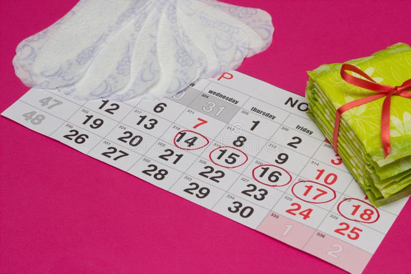 El calendario en el cual están los cojines higiénicos y diarios, fondo rosado, espacio de las mujeres de la copia, íntimo imágenes de archivo libres de regalías El calendario en el cual están los cojines higiénicos y diarios, fondo rosado, espacio de las mujeres de la copia, íntimo imágenes de archivo libres de regalías