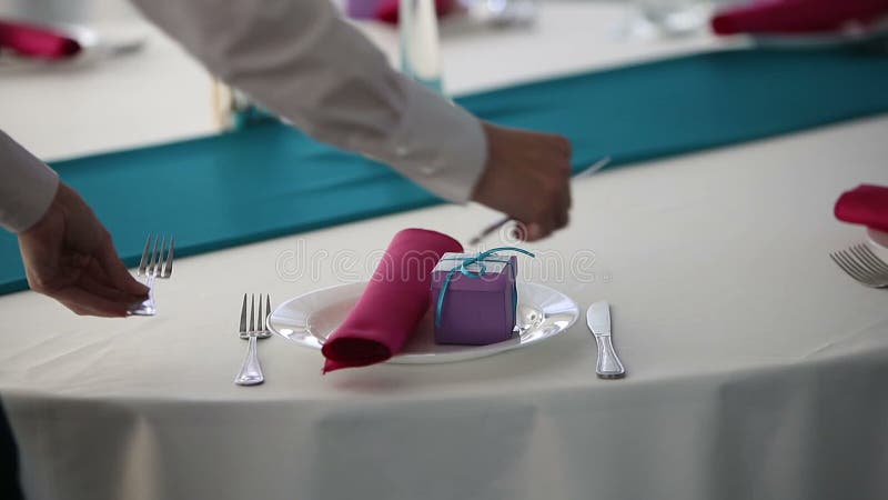 El camarero sirvió cierre de la tabla de banquete para arriba