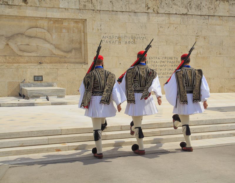 El cambio de la ceremonia del guardia ocurre delante del edificio griego del parlamento atenas foto de archivo libre de regalías El cambio de la ceremonia del guardia ocurre delante del edificio griego del parlamento atenas foto de archivo libre de regalías