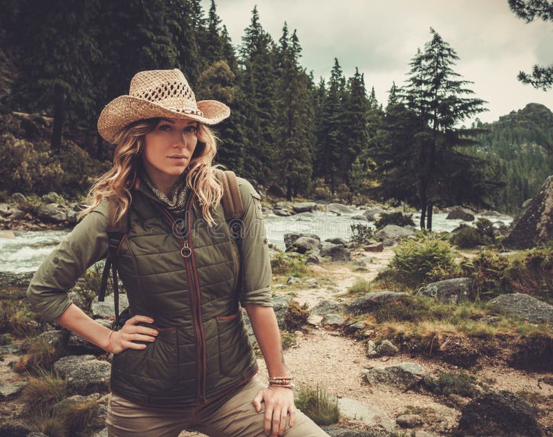 El caminante de la mujer que disfruta de paisajes asombrosos acerca al río salvaje de la montaña imágenes de archivo libres de regalías El caminante de la mujer que disfruta de paisajes asombrosos acerca al río salvaje de la montaña imágenes de archivo libres de regalías