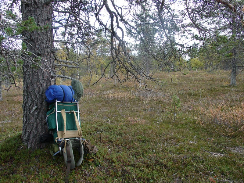 El caminante está descansando sin la mochila en día largo foto de archivo libre de regalías El caminante está descansando sin la mochila en día largo foto de archivo libre de regalías