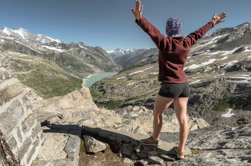 El caminante femenino aumentó sus manos que celebraba subida acertada a imágenes de archivo libres de regalías El caminante femenino aumentó sus manos que celebraba subida acertada a imágenes de archivo libres de regalías