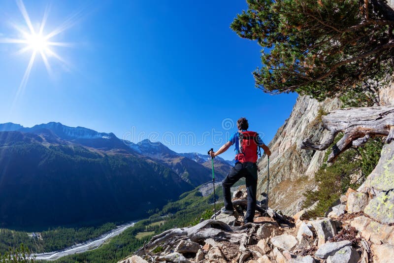 El caminante toma un resto observando un panorama de la monta?a imágenes de archivo libres de regalías El caminante toma un resto observando un panorama de la monta?a imágenes de archivo libres de regalías