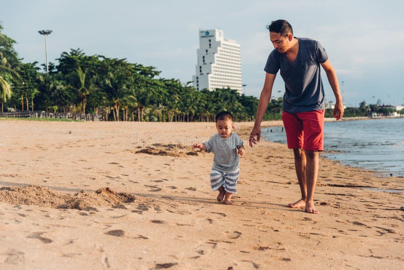 El caminar de la forma de vida del hijo del papá y del bebé del padre fotografía de archivo libre de regalías El caminar de la forma de vida del hijo del papá y del bebé del padre fotografía de archivo libre de regalías