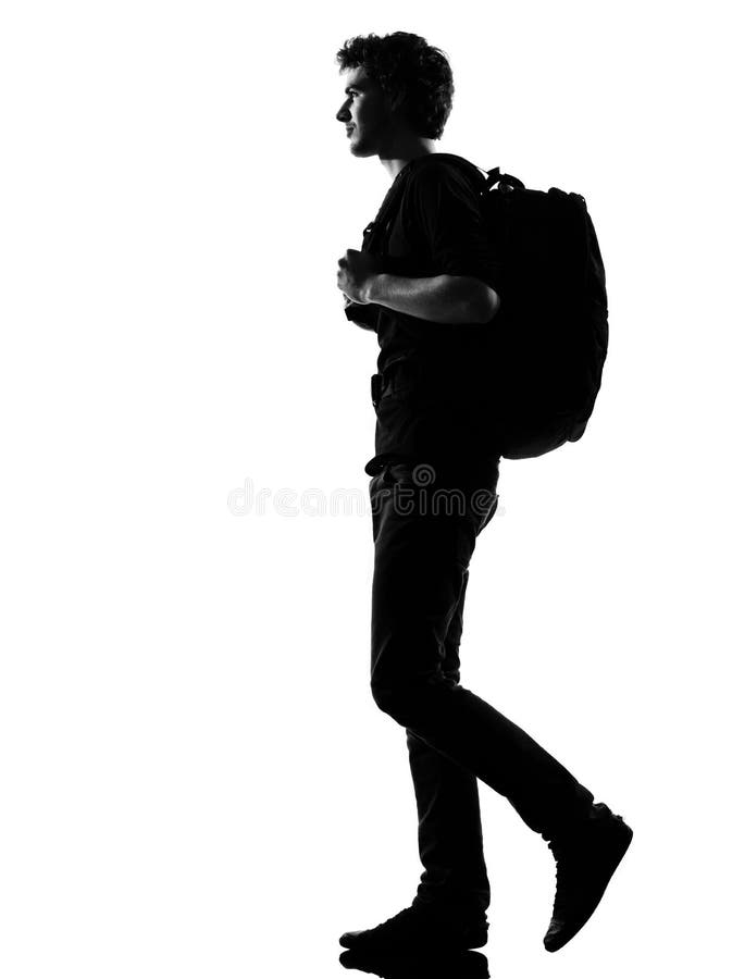 El caminar del backpacker de la silueta del hombre joven