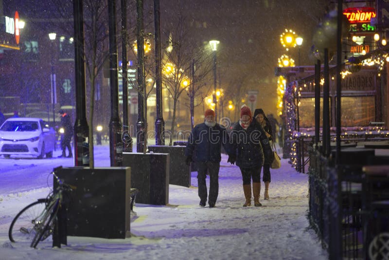 El caminar en tormenta de la nieve del invierno fotografía de archivo libre de regalías El caminar en tormenta de la nieve del invierno fotografía de archivo libre de regalías