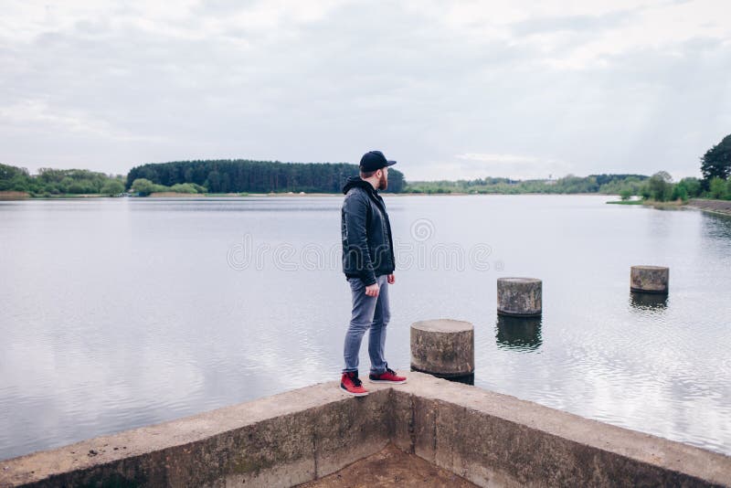 El caminar joven del viajero del hombre del inconformista imagenes de archivo El caminar joven del viajero del hombre del inconformista imagenes de archivo