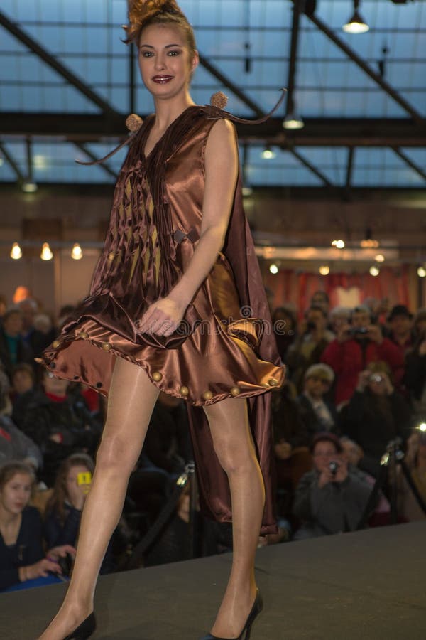 El Caminar Modelo Con El Vestido Del Chocolate Durante Desfile De Moda Imagen editorial - Imagen de bruselas, piernas: 43276420 El Caminar Modelo Con El Vestido Del Chocolate Durante Desfile De Moda Imagen editorial - Imagen de bruselas, piernas: 43276420