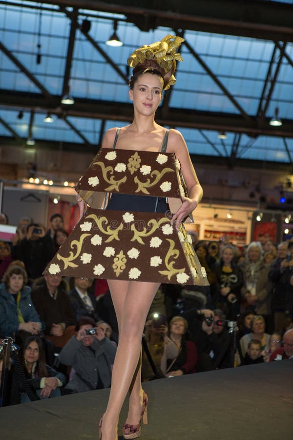 El Caminar Modelo Con El Vestido Del Chocolate Durante Desfile De Moda  Fotografía editorial - Imagen de cauce, piernas: 43279392