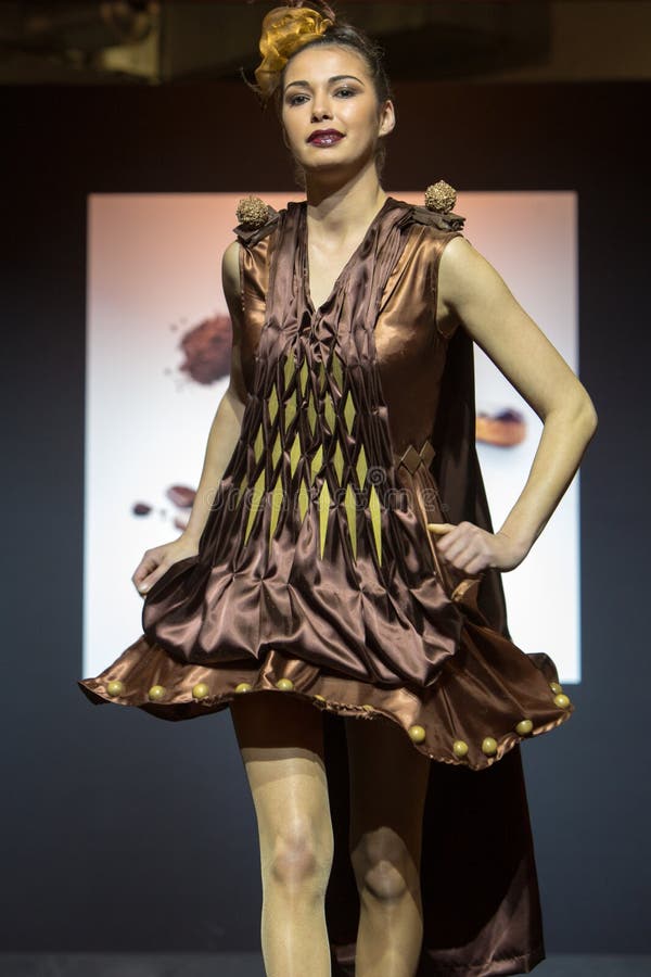 El Caminar Modelo Con El Vestido Del Chocolate Durante Desfile De Moda  Fotografía editorial - Imagen de ropas, mirada: 43281857