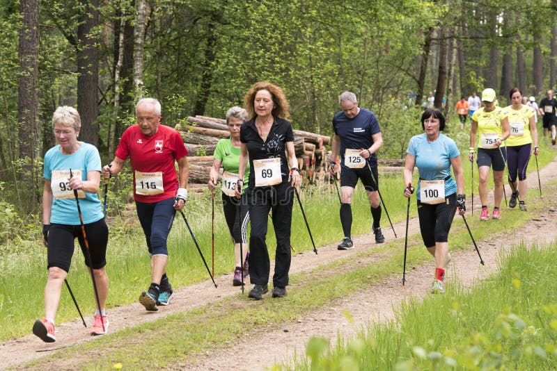 El caminar nórdico imagenes de archivo