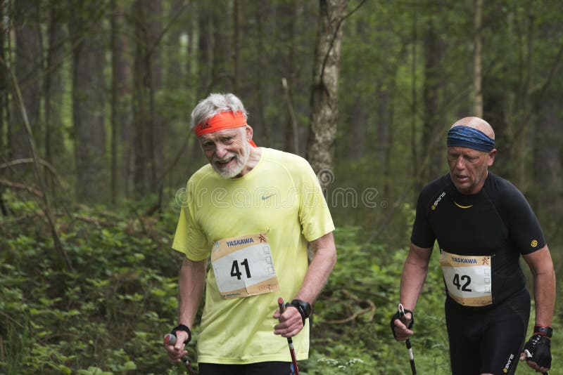 El caminar nórdico imagenes de archivo
