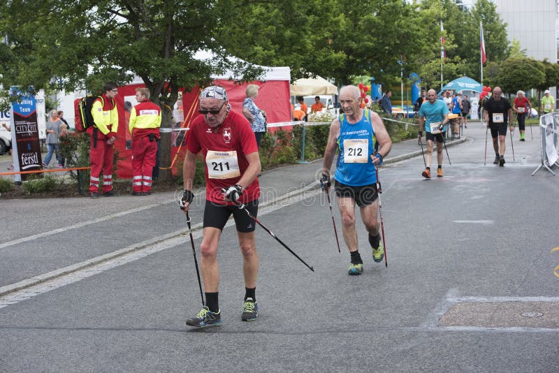 El caminar nórdico foto de archivo